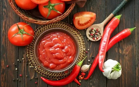 رب گوجه فرنگی تند با ترکیب طعم گوجه و ادویه برای ایجاد مزه ای پرحرارت و متفاوت